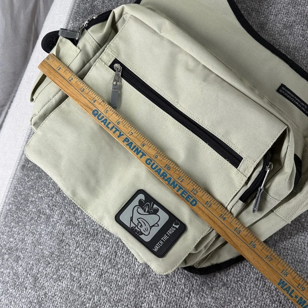 Compack Team Shoulder Messenger Bag Cream Watch The Frog Warner Bros Collectible